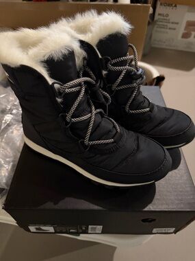 Sorel Youth Whitney Black Winter Boots Lace with White Faux-Fur Trim